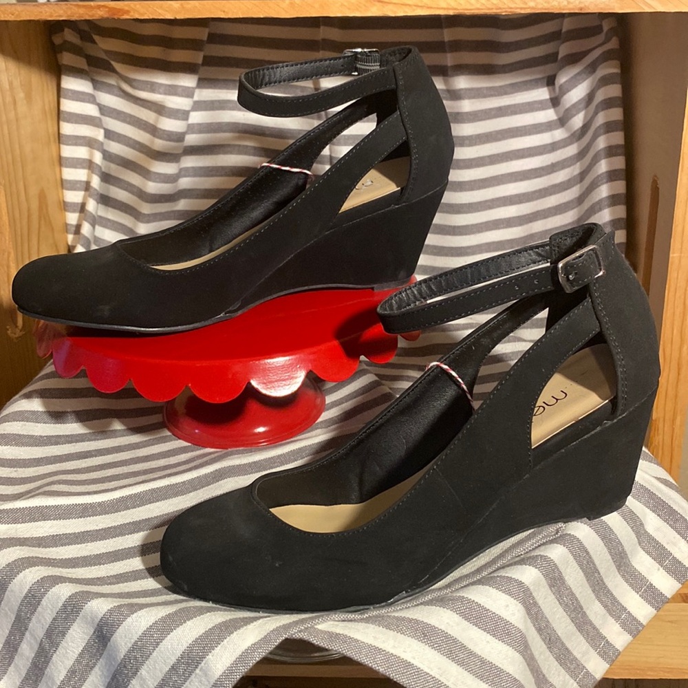 #30 Me Too Wedged, Buckled Heels Black w/Silver